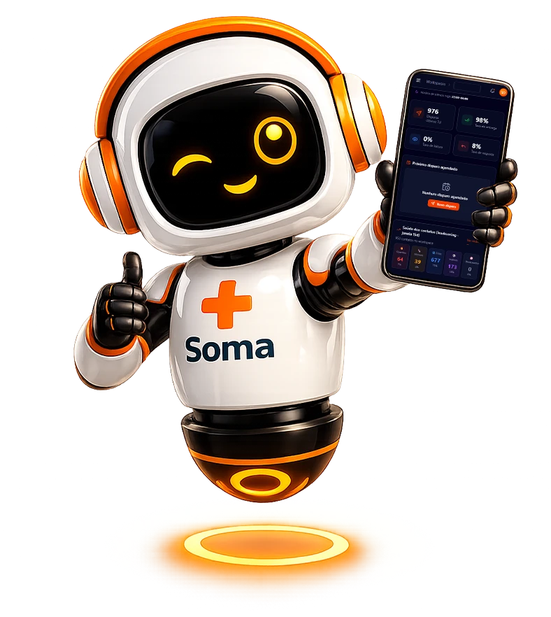 Soma, o mascote da Somado, segurando um celular com o painel do sistema